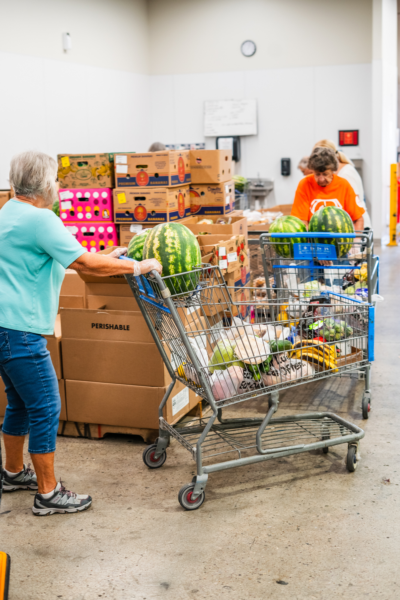 Casa de Peregrinos volunteers distributing fresh food